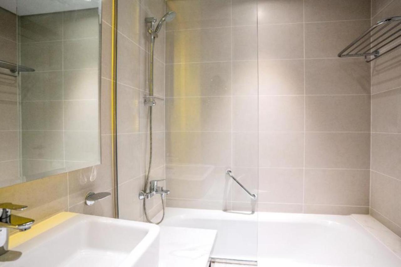 With Canal View In Business Bay With Pool & Gym * Dubai