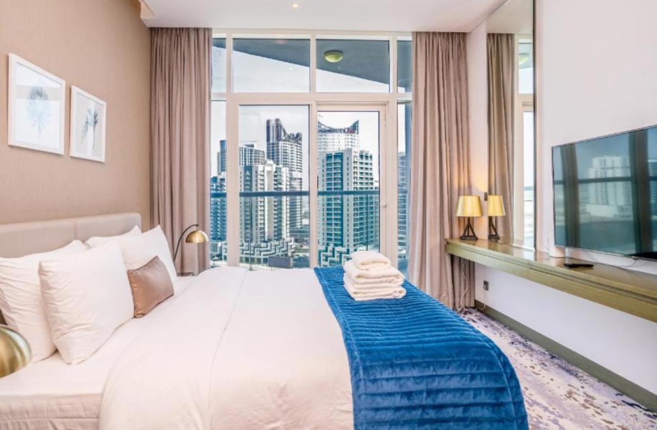With Canal View In Business Bay With Pool & Gym * Dubai